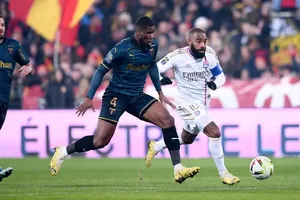 Lens có thể khiến Lacazette cùng Lyon đứt mạch thăng hoa?
