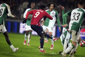 Jonathan David cùng các đồng đội trút mưa bàn thắng vào lưới Feyenoord