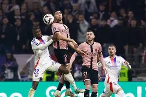 Hakimi lập cú đúp vào lưới Lyon trong chiến thắng 3-2 của PSG