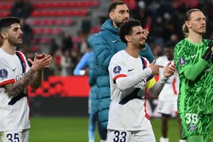 Zaire-Emery lần đầu làm đội trưởng PSG