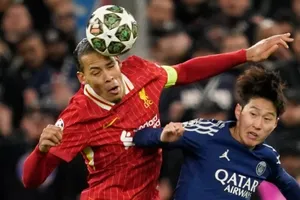 Van Dijk tranh bóng với Lee Kang-in