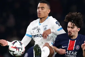 Greenwood tranh bóng với Vitinha trong trận Le Classique