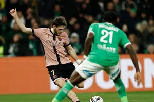 Kvaratskhelia ghi bàn trong chiến thắng 6-1 của PSG trên sân Saint-Etienne