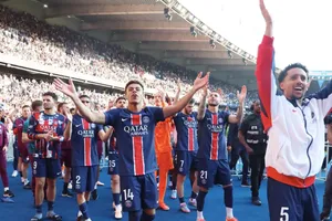 Cầu thủ PSG ăn mừng chức vô địch Ligue 1 lần thứ 13