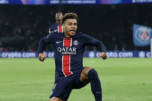 Desire Doue ăn mừng pha làm bàn đẹp mắt vào lưới Aston Villa