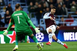 Asensio đối mặt Donnarumma khi Aston Villa gặp PSG tại Champions League mùa trước. Ảnh: REUTERS