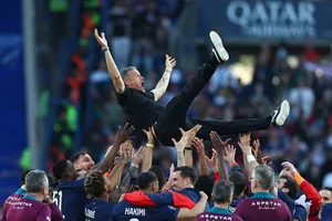 HLV Luis Enrique được học trò tung hô trong ngày ăn mừng sớm chức vô địch Ligue 1 2024/25. Ảnh: Reuters