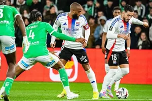 Lacazette và Cherki trong thất bại của Lyon trong trận derby với Saint-Etienne. Ảnh: Foot Mercato