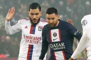 Rayan Cherki từng có dịp đối đầu huyền thoại Lionel Messi khi Lyon chạm trán PSG. Ảnh: Getty Images