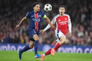 Marquinhos đối đầu Martinelli khi PSG thua Arsenal ở vòng bảng phân hạng. Ảnh: SO FOOT
