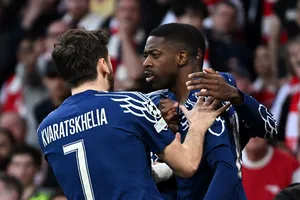 Dembele ghi bàn duy nhất vào lưới Arsenal từ kiến tạo của Kvaratskhelia tại bán kết lượt đi Champions League 2024/25. Ảnh: beIN SPORTS