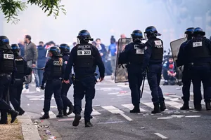 Cảnh sát Pháp trấn áp người hâm mộ PSG trước trận bán kết Champions League với Arsenal. Ảnh: Getty Images