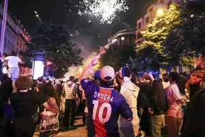 Người hâm mộ PSG đã ăn mừng cuồng nhiệt sau chiến thắng Arsenal. Ảnh: AP