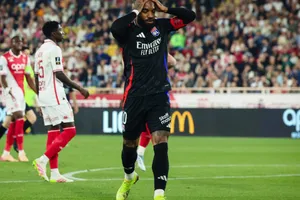 Lacazette chứng kiến Lyon thất bại trên sân Monaco để mất dần cơ hội dự Champions League. Ảnh: AFP