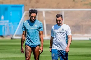 Aubameyang bên cạnh HLV De Zerbi thời còn cộng tác tại Marseille. Ảnh: The Athletic