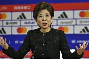 Nữ chủ tịch Lyon, Michele Kang đã có công đầu giúp Les Gones thoát cảnh xuống hạng. Ảnh: Foot Mercato