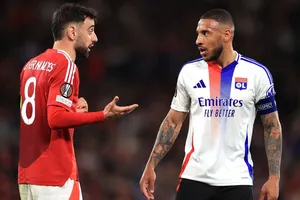 Tolisso và Bruno Fernandes, trong trận Lyon gặp MU tại Europa League 2024/25. Ảnh: Getty Images