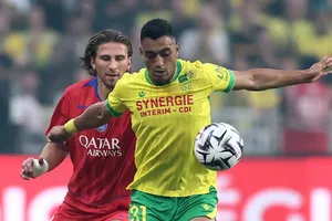 Zabarnyi truy cản tiền đạo Mostafa Mohamed. Ảnh: REUTERS