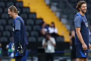 Trong buổi tập luyện đầu tiên cùng nhau tại PSG, thủ môn người Nga Matvei Safonov và tân binh người Ukraine Ilya Zabarnyi. Ảnh: AFP