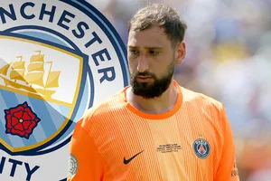 Paris Saint-Germain có thể mắc kẹt với Gianluigi Donnarumma, trong khi Man.City kiên quyết không nhượng bộ. Ảnh: The Sun