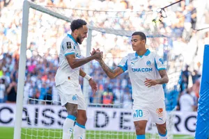 Aubameyang ăn mừng bàn thắng cùng Greenwood vào lưới Paris FC ở vòng 2 Ligue 1 2025/26. Ảnh: Getty Images