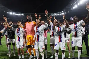 Cầu thủ Lyon ăn mừng chiến thắng Marseille. Ảnh: REUTERS