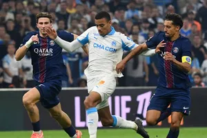 Mason Greenwood tỏa sáng với kiến tạo duy nhất để Nayef Aguerd ghi bàn quyết định chiến thắng trước PSG. Ảnh: REUTERS