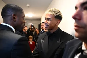 Ousmane Dembele gặp mặt thân tình với Lamine Yamal sau lễ trao giải Quả bóng Vàng 2025 do France Football tổ chức. Ảnh: Profimedia