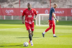 Paul Pogba tiến gần sự trở lại khi lần đầu tiên đủ khả năng tập chiến thuật tại Monaco. Ảnh: L'Équipe