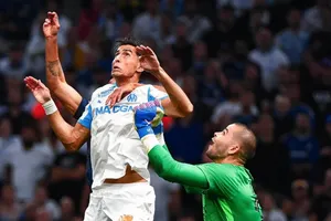 Nayef Aguerd trừng phạt sai lầm thủ môn Chevalier phía PSG khi đánh đầu ghi bàn giúp Marseille thắng trận Le Classique. Ảnh: La Provence