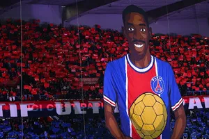 Bức ảnh được cổ động viên PSG dựng lên tại sân Parc des Princes để ăn mừng danh hiệu Quả bóng Vàng 2025 của Ousmane Dembele, trong trận thắng Auxerre đêm qua. Ảnh: REUTERS