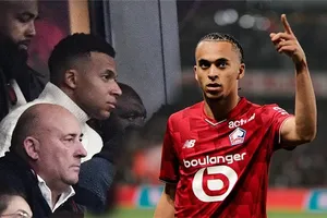Kylian Mbappe chứng kiến em trai Ethan Mbappe ghi bàn vào lưới đội bóng cũ PSG. Ảnh: beIN SPORTS