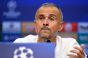 Luis Enrique trả lời họp báo trước trận Leverkusen - PSG. Ảnh: AFP