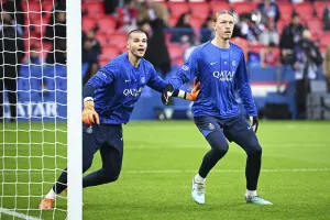 Lucas Chevalier và Matvey Safonov. Ảnh: L'Équipe