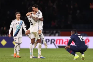 Ousmane Dembele gục xuống thất vọng trước các cầu thủ Paris FC. Ảnh: AFP