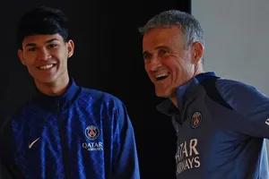 Dro Fernandez bên cạnh HLV Luis Enrique trong ngày ra mắt PSG. Ảnh: Getty Images