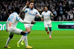 Ethan Nwanieri ăn mừng bàn thắng ra mắt Olympique Marseille trong chiến thắng Lens. Ảnh: AFP