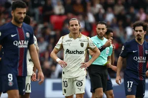Florian Thauvin cùng Lens trong thất bại 2-0 trên sân PSG ở lượt đi Ligue 1 2025/26. Ảnh: Getty Images