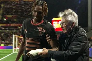 Jeremy Jacquet rời sân vì chấn thương vai. Ảnh: The Sun