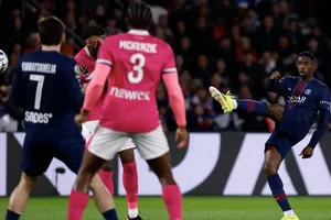 Dembele lập siêu phẩm ngoài vòng cấm vào lưới Toulouse. Ảnh: Getty Images