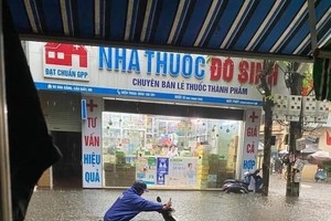 Hanoi flooded, many people trapped in the streets due to heavy rain