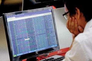 Profit-taking prevents VN-Index from conquering 1,300-mark again