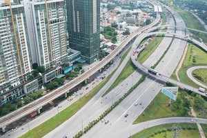 HCMC considers bicycle and pedestrian lanes on Hanoi highway
