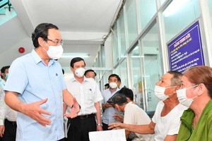 HCMC Party Committee Secretary checks dengue fever prevention in Binh Tan Dist.