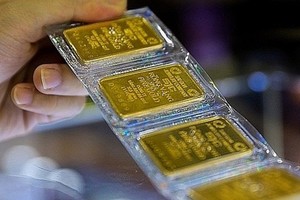 Gold price dances wildly