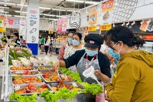 Supermarkets simultaneously lower food prices slightly