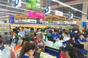 Total retail sales of consumer goods, services in eight months rise 13.9 percent