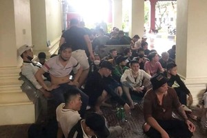 Many Vietnamese workers returning from Cambodia via Moc Bai Border Gate