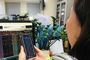 Gold, stocks, dollar exchange rates at banks drop simultaneously