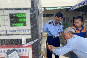 Market surveillance authorities simultaneously inspect gas stations in HCMC